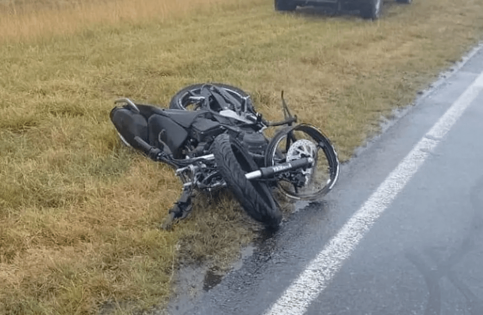 Accidente fatal en Angélica: murió un motociclista tras chocar un camión