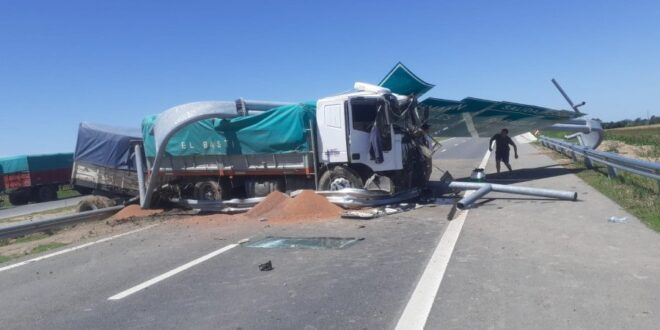 Fuerte accidente de camiones en la Variante Rafaela terminó destruyendo un cartel de señalización