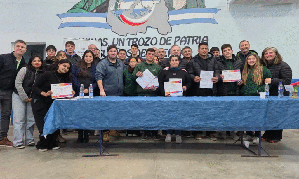 Michlig, González y Rigo entregaron en San Cristóbal aportes de distintos programas gubernamentales
