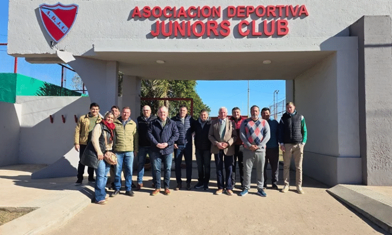 Michlig y González visitaron el Club Juniors de Suardi para contribuir a su fortalecimiento