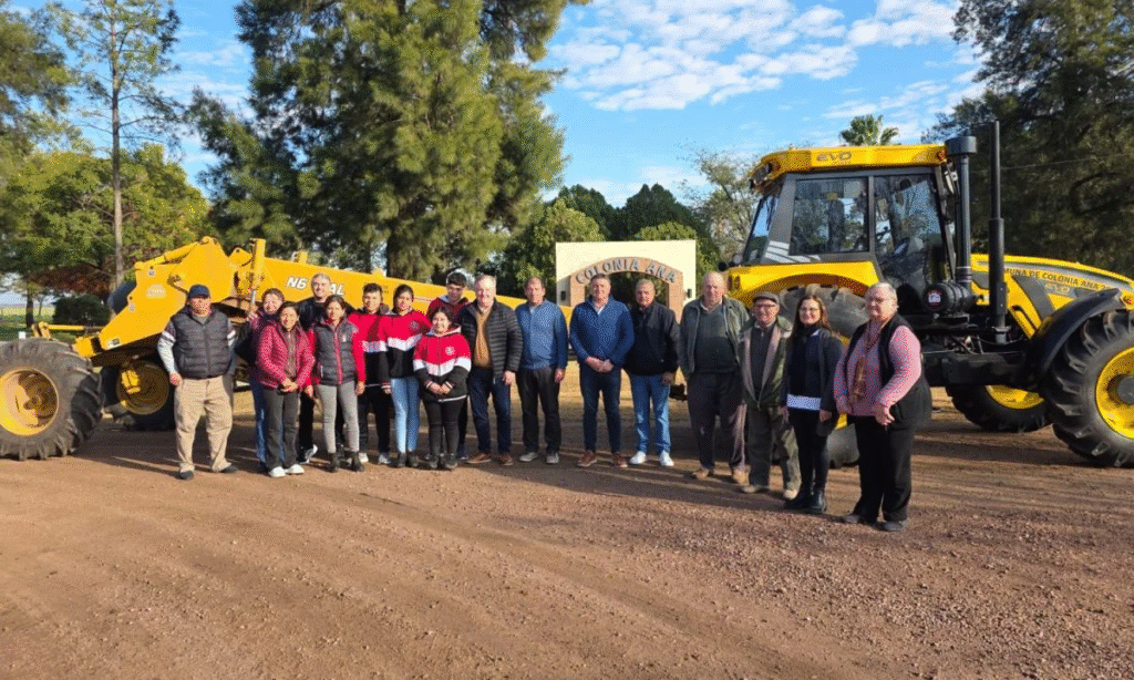 Presentación de nuevas maquinarias y rodados en Colonia Ana y Colonia Bossi con aportes Provinciales