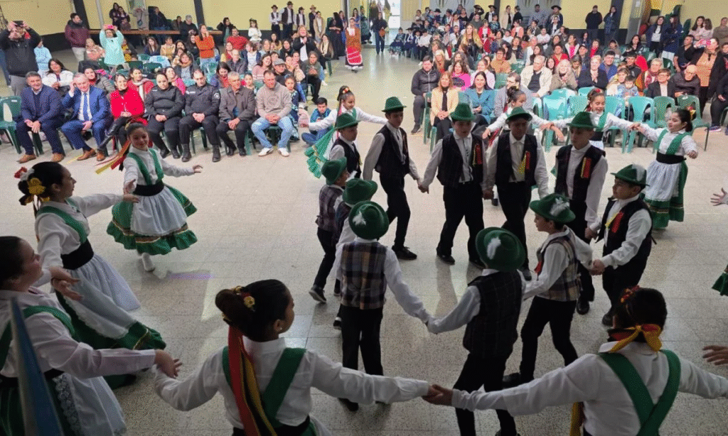 Ambrosetti celebró sus 133 años con un emotivo acto y un colorido festival artístico