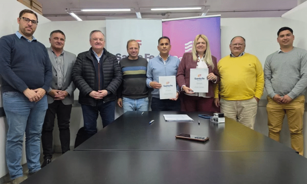 Se firmaron contratos para la construcción de nuevas viviendas en las localidades de Ceres y Moisés Ville