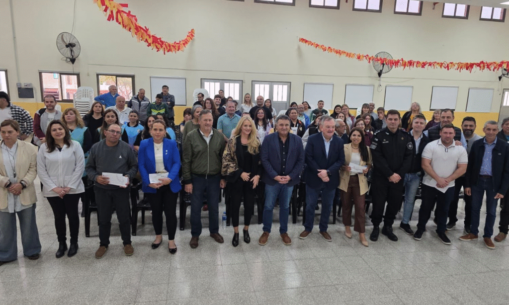 Michlig y González entregaron aportes gubernamentales a numerosas instituciones del departamento San Cristóbal