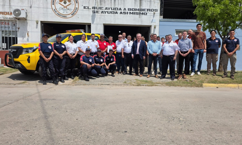 El Gobierno Provinical entregó una nueva camioneta y equipamientos a Bomberos Voluntarios de San Cristóbal