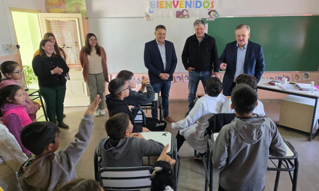 Felipe Michlig y Marcelo González acercaron numerosos beneficios para la comunidad de Aguará Grande