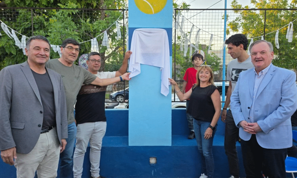 El Club Racing de San Cristóbal inauguró las nuevas canchas de pádel con piso sintético
