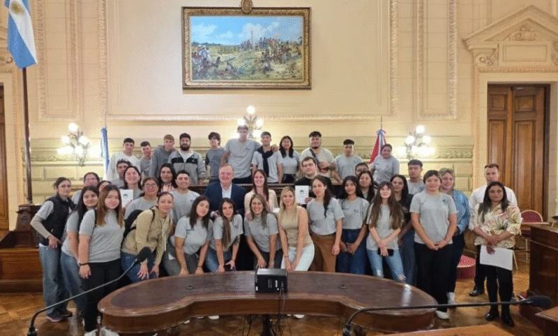 Alumnos del EEMPA N° 1219 de Ambrosetti junto a la Pte. Comunal Dianela Michlig visitaron el Senado Provincial