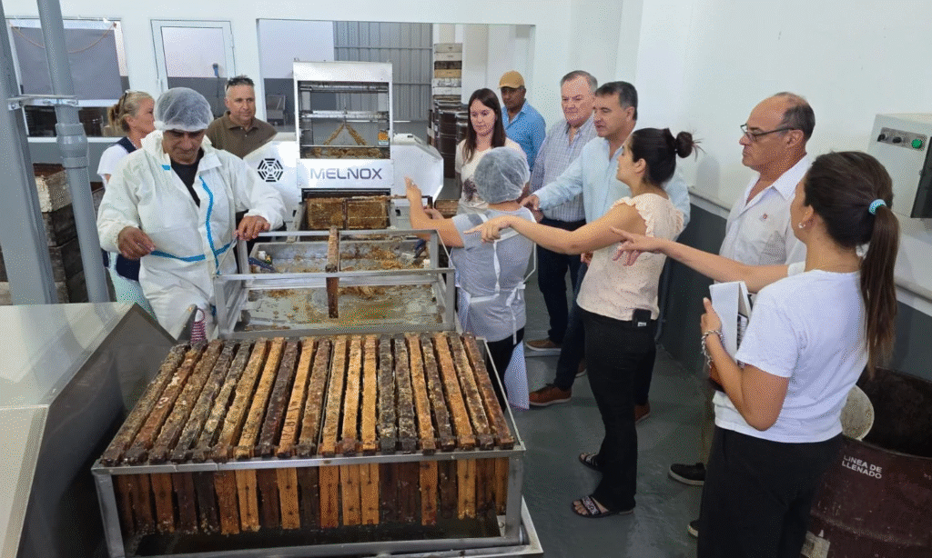 El Senador Michlig visitó la nueva Sala de Extracción de Miel de la Cooperativa de Apicultores de Ambrosetti