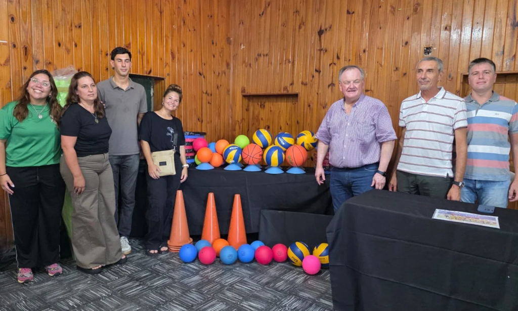 El senador Felipe Michlig encabezó un acto de entrega de aportes y equipamientos a Clubes de San Cristóbal