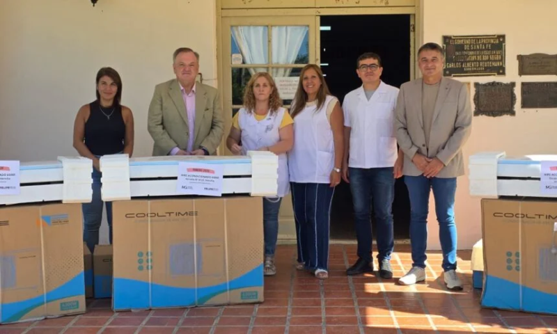 Michlig y González entregaron aires acondicionados para completar la climatización de la Escuela N° 6125 de Hersilia