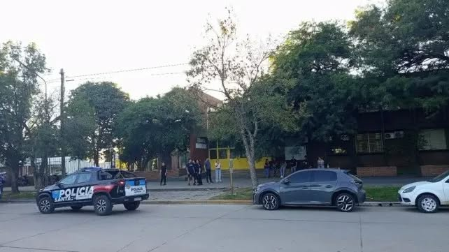 Un alumno abrió fuego en una escuela de San Cristóbal: un estudiante de 13 años murió y hay heridos