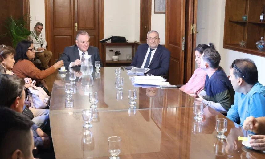 Trabajadores de la empresa láctea “Verónica” fueron recibidos por los senadores Felipe Michlig y Alcides Calvo