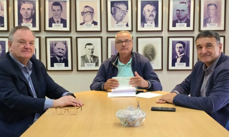 Michlig y González visitaron la Comuna de Villa Trinidad para entregar un aporte gubernamental y repasar gestiones para la localidad