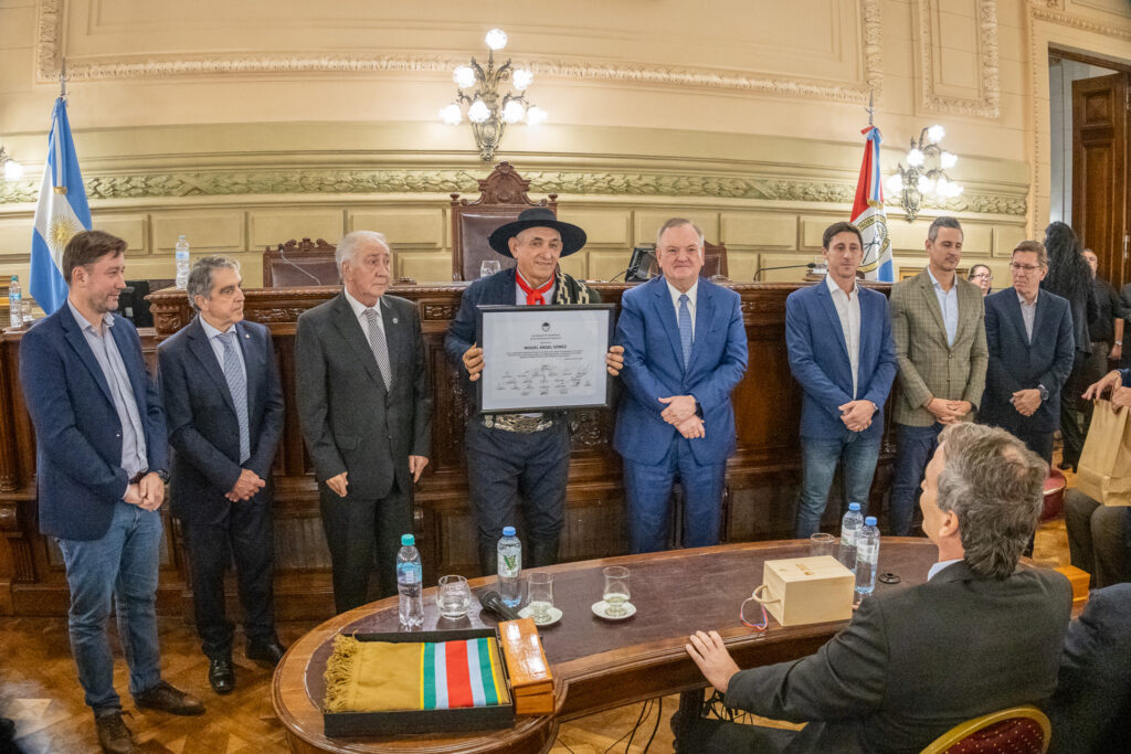 El Senado realizó homenajes a referentes de la medicina y la tradición