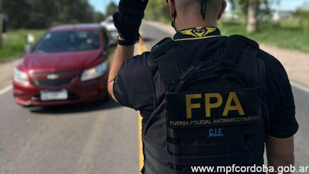 CONTROLES ANTINARCÓTICOS: FPA DETUVO A UN HOMBRE CON ANTECEDENTES QUE INTENTÓ DESCARTARSE DE COCAÍNA EN MORTEROS
