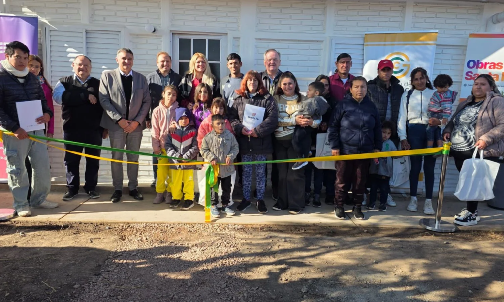 El Gobierno Provincial inauguró 6 viviendas sociales en la ciudad de Ceres de un total de 22 en el Dpto. San Cristóbal