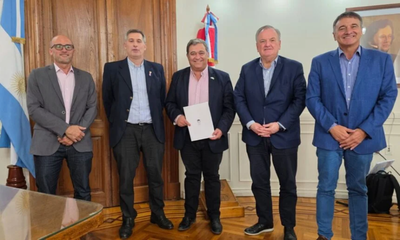 Firma de convenio para la adquisición de un tractor para Arrufó, a través del PRO.MU.DI