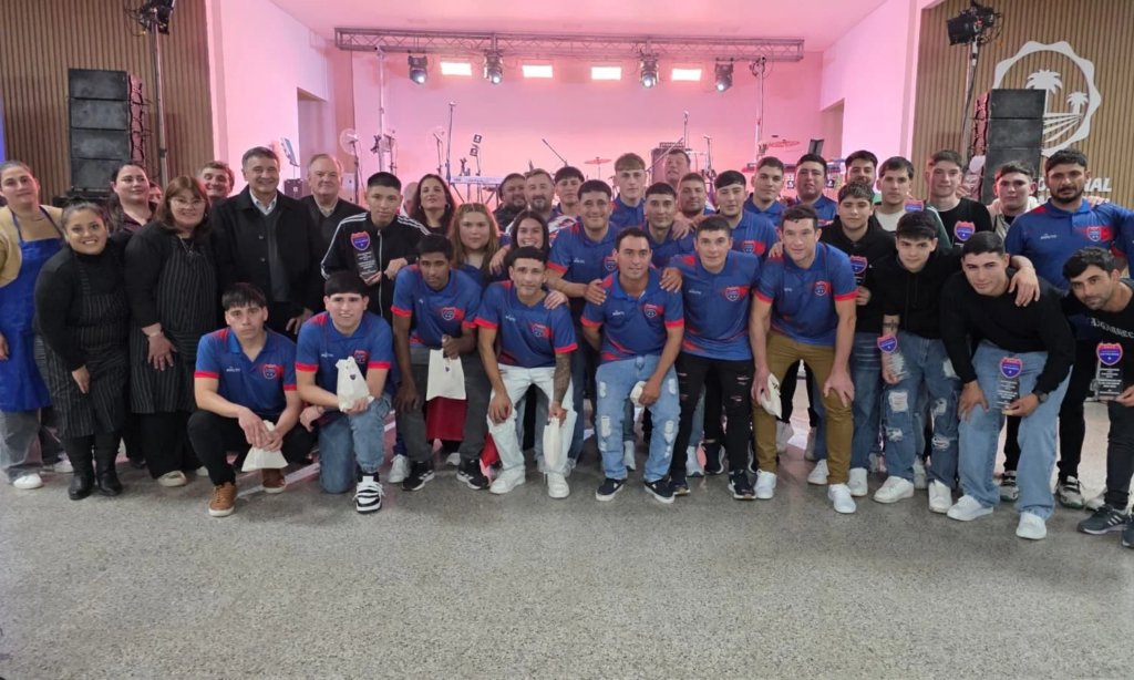 Felipe Michlig y Marcelo González presentes en la Cena de Campeones del Club Deportivo Las Palmeras