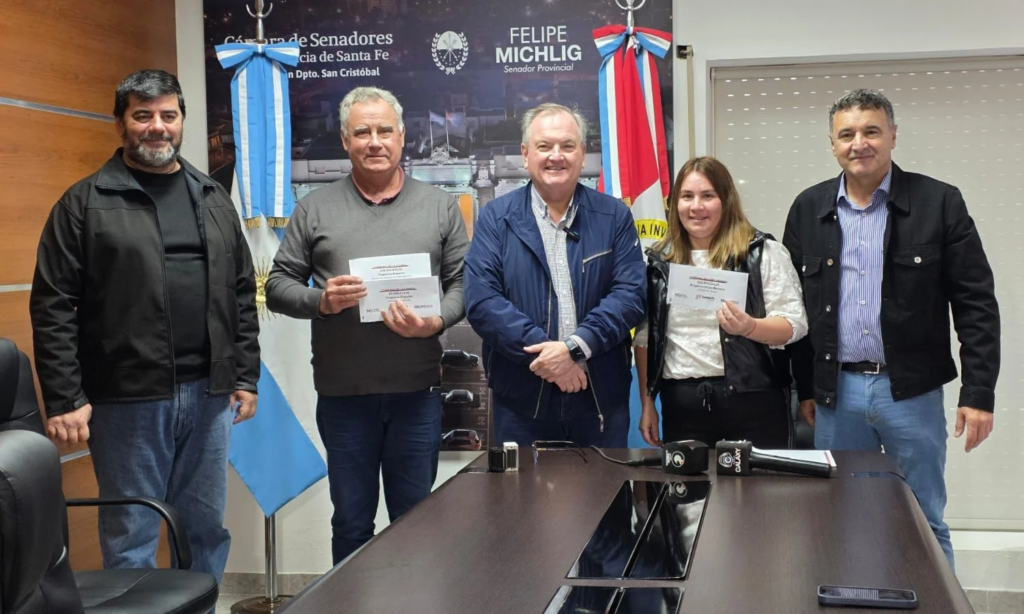 Michlig y González entregaron aportes por alrededor de 50 millones para las Comunas de Aguará Grande y La Cabral