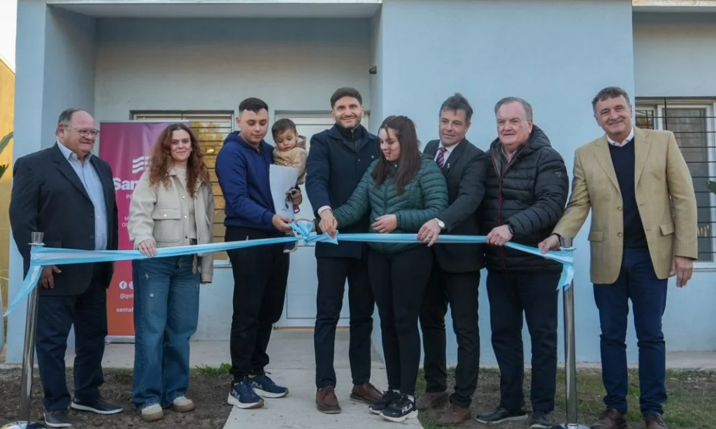 Pullaro y Michlig recorrieron y habiltaron obras en C. Bossi y en 2 Rosas y La legua e inauguraron 24 viviendas en Suardi
