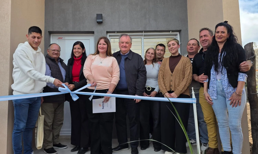 El senador Felipe Michlig acompañó la entrega de 4 nuevas viviendas y escrituras a familias de San Guillermo