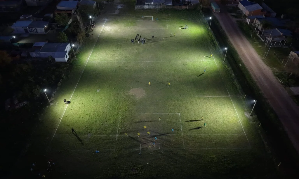 San Cristóbal: Michlig y González recorrieron la obra de iluminación de la Escuelita de Fútbol de Barrio San José