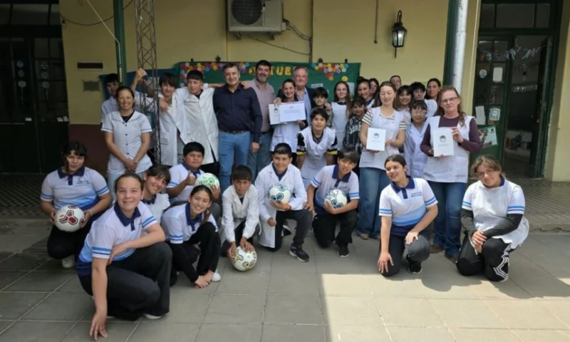 Entrega de un aporte del FANI para la Escuela N° 515 “Mariano Moreno” de la localidad de Soledad