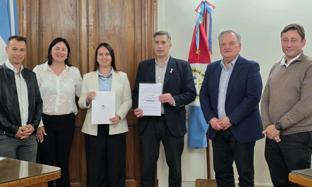 Firma de Convenio para la «Adquisición de Un Camión con Caja Volcadora» para Ambrosetti